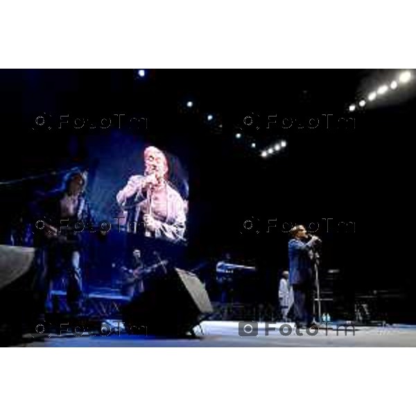 ultima apparizione a Bergamo di Lucio Dalla alla festa Open Day Tenaris Dalmine dove il cantante si esibi in un concerto. Dalmine 02 luglio 2006 foto Tiziano Manzoni