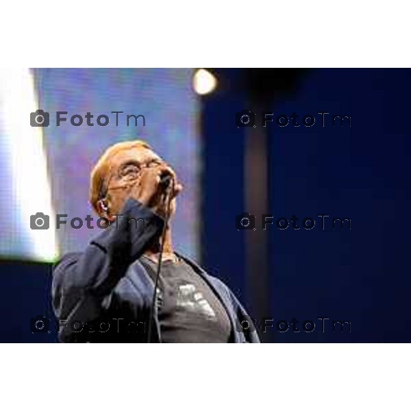ultima apparizione a Bergamo di Lucio Dalla alla festa Open Day Tenaris Dalmine dove il cantante si esibi in un concerto. Dalmine 02 luglio 2006 foto Tiziano Manzoni