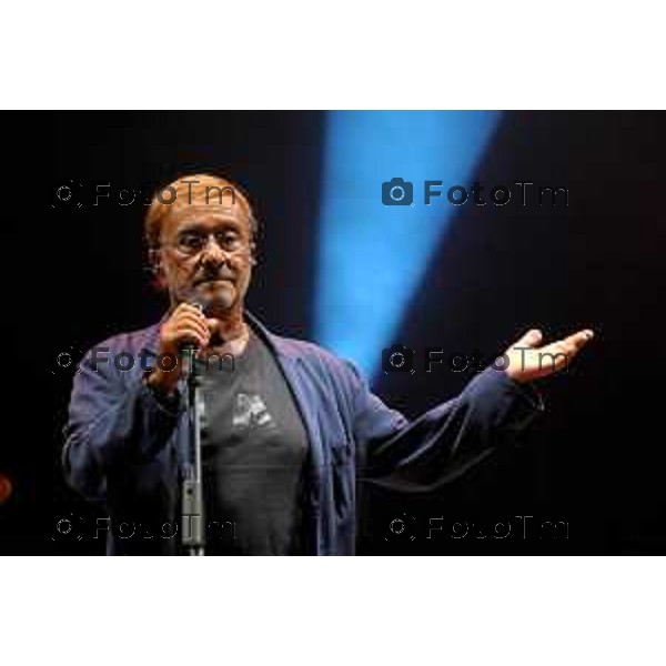 ultima apparizione a Bergamo di Lucio Dalla alla festa Open Day Tenaris Dalmine dove il cantante si esibi in un concerto. Dalmine 02 luglio 2006 foto Tiziano Manzoni