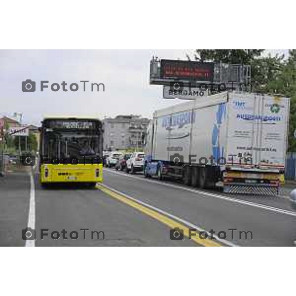 Bergamo viaggio inaugurale del nuovoEBRT elettrico dal capolinea dell\'e-BRT ( fronte alla Stazione Autolinee). a bordo del nuovo autobus tram su gomma. 28 luglio 2026 cronaca Bergamo Italia Foto Tiziano Manzoni Lapresse