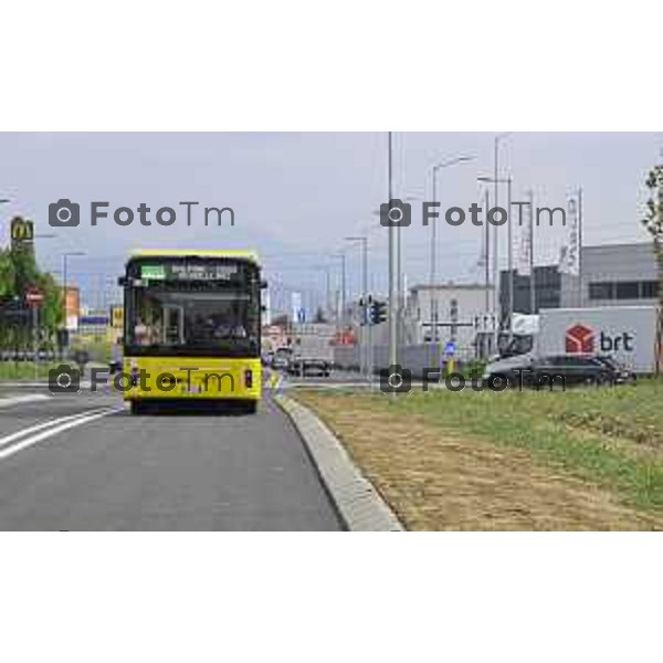 Bergamo viaggio inaugurale del nuovoEBRT elettrico dal capolinea dell\'e-BRT ( fronte alla Stazione Autolinee). a bordo del nuovo autobus tram su gomma. 28 luglio 2026 cronaca Bergamo Italia Foto Tiziano Manzoni Lapresse