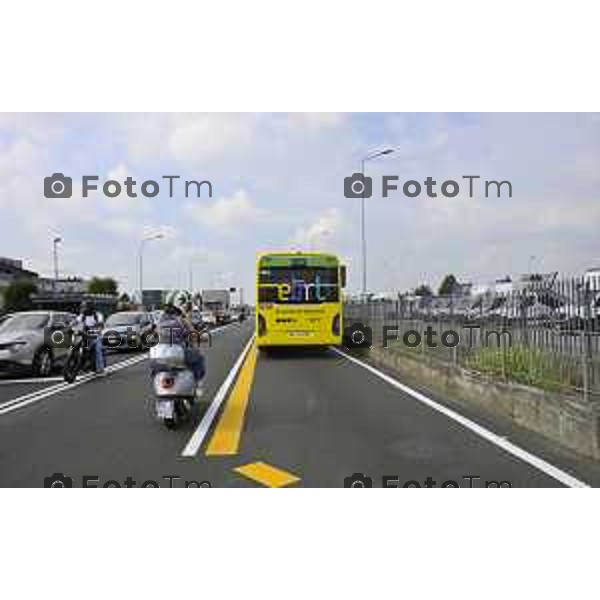 Bergamo viaggio inaugurale del nuovoEBRT elettrico dal capolinea dell\'e-BRT ( fronte alla Stazione Autolinee). a bordo del nuovo autobus tram su gomma. 28 luglio 2026 cronaca Bergamo Italia Foto Tiziano Manzoni Lapresse