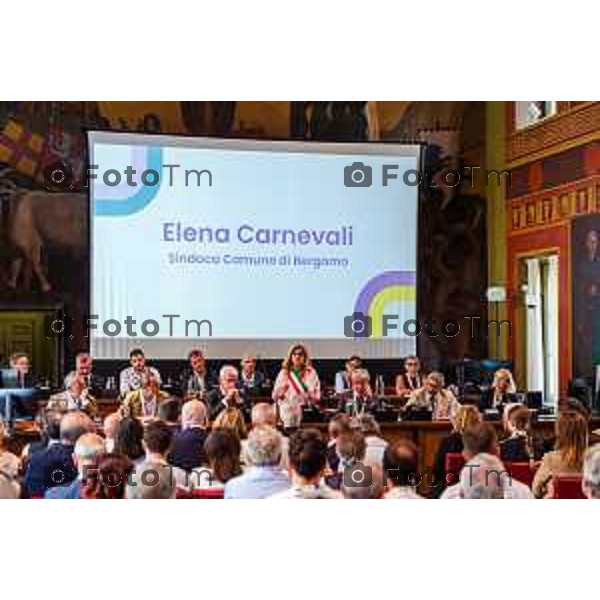 Bergamo, 29 luglio 2026 – Inaugurazione della nuova linea ATB E-BRT tra Bergamo e Dalmine, con collegamenti verso KM Rosso, Verdello e Stezzano. La cerimonia si è svolta presso Palazzo Frizzoni alla presenza delle autorità istituzionali, dei rappresentanti delle agenzie di bacino e degli stakeholder coinvolti nel progetto. Al termine dell\'evento si è tenuto il tradizionale taglio del nastro, che ha sancito l\'avvio ufficiale della nuova infrastruttura di trasporto pubblico. In foto: Elena Carnevali, sindaca di Bergamo.