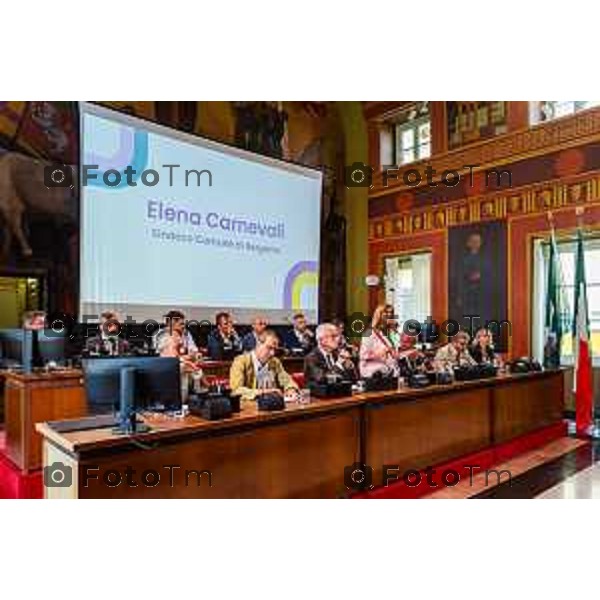 Bergamo, 29 luglio 2026 – Inaugurazione della nuova linea ATB E-BRT tra Bergamo e Dalmine, con collegamenti verso KM Rosso, Verdello e Stezzano. La cerimonia si è svolta presso Palazzo Frizzoni alla presenza delle autorità istituzionali, dei rappresentanti delle agenzie di bacino e degli stakeholder coinvolti nel progetto. Al termine dell\'evento si è tenuto il tradizionale taglio del nastro, che ha sancito l\'avvio ufficiale della nuova infrastruttura di trasporto pubblico. In foto: Elena Carnevali, sindaca di Bergamo.