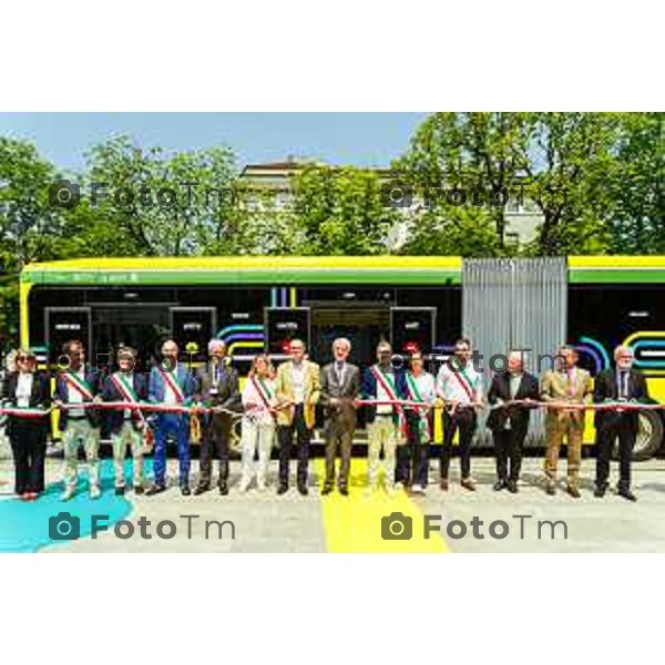 Bergamo, 29 luglio 2026 – Inaugurazione della nuova linea ATB E-BRT tra Bergamo e Dalmine, con collegamenti verso KM Rosso, Verdello e Stezzano. La cerimonia si è svolta presso Palazzo Frizzoni alla presenza delle autorità istituzionali, dei rappresentanti delle agenzie di bacino e degli stakeholder coinvolti nel progetto. Al termine dell\'evento si è tenuto il tradizionale taglio del nastro, che ha sancito l\'avvio ufficiale della nuova infrastruttura di trasporto pubblico. Taglio del Nastro con: Elena Carnevali, Enrico Felli, Gianfranco Gafforelli, Giovanni Zambonelli, Annalisa Cristini, Roberto Marelli e Emanuele Proia, Liliana Donato, Mons. Francesco Beschi, Enrico Felli