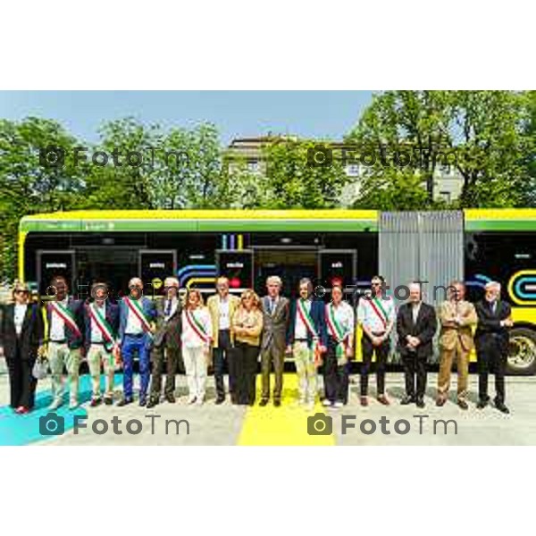 Bergamo, 29 luglio 2026 – Inaugurazione della nuova linea ATB E-BRT tra Bergamo e Dalmine, con collegamenti verso KM Rosso, Verdello e Stezzano. La cerimonia si è svolta presso Palazzo Frizzoni alla presenza delle autorità istituzionali, dei rappresentanti delle agenzie di bacino e degli stakeholder coinvolti nel progetto. Al termine dell\'evento si è tenuto il tradizionale taglio del nastro, che ha sancito l\'avvio ufficiale della nuova infrastruttura di trasporto pubblico. Taglio del Nastro con: Elena Carnevali, Enrico Felli, Gianfranco Gafforelli, Giovanni Zambonelli, Annalisa Cristini, Roberto Marelli e Emanuele Proia, Liliana Donato, Mons. Francesco Beschi, Enrico Felli