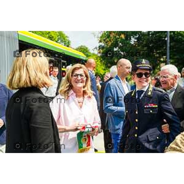 Bergamo, 29 luglio 2026 – Inaugurazione della nuova linea ATB E-BRT tra Bergamo e Dalmine, con collegamenti verso KM Rosso, Verdello e Stezzano. La cerimonia si è svolta presso Palazzo Frizzoni alla presenza delle autorità istituzionali, dei rappresentanti delle agenzie di bacino e degli stakeholder coinvolti nel progetto. Al termine dell\'evento si è tenuto il tradizionale taglio del nastro, che ha sancito l\'avvio ufficiale della nuova infrastruttura di trasporto pubblico. In foto: Elena Carnevali, sindaca di Bergamo.