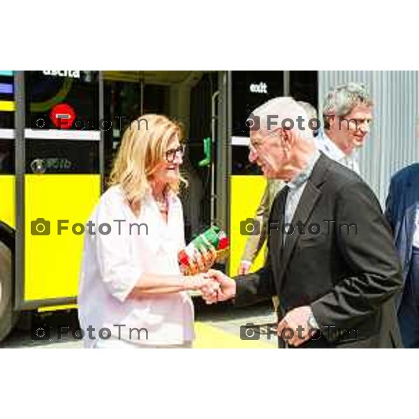 Bergamo, 29 luglio 2026 – Inaugurazione della nuova linea ATB E-BRT tra Bergamo e Dalmine, con collegamenti verso KM Rosso, Verdello e Stezzano. La cerimonia si è svolta presso Palazzo Frizzoni alla presenza delle autorità istituzionali, dei rappresentanti delle agenzie di bacino e degli stakeholder coinvolti nel progetto. Al termine dell\'evento si è tenuto il tradizionale taglio del nastro, che ha sancito l\'avvio ufficiale della nuova infrastruttura di trasporto pubblico. In foto: Elena Carnevali, sindaca di Bergamo.