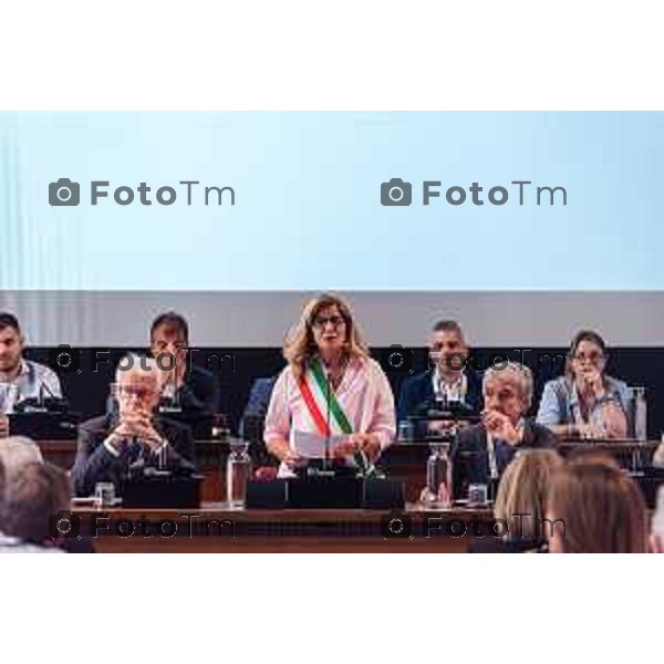 Bergamo, 29 luglio 2026 – Inaugurazione della nuova linea ATB E-BRT tra Bergamo e Dalmine, con collegamenti verso KM Rosso, Verdello e Stezzano. La cerimonia si è svolta presso Palazzo Frizzoni alla presenza delle autorità istituzionali, dei rappresentanti delle agenzie di bacino e degli stakeholder coinvolti nel progetto. Al termine dell\'evento si è tenuto il tradizionale taglio del nastro, che ha sancito l\'avvio ufficiale della nuova infrastruttura di trasporto pubblico. In foto: Elena Carnevali, sindaca di Bergamo.