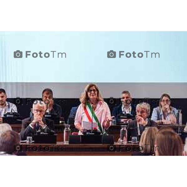 Bergamo, 29 luglio 2026 – Inaugurazione della nuova linea ATB E-BRT tra Bergamo e Dalmine, con collegamenti verso KM Rosso, Verdello e Stezzano. La cerimonia si è svolta presso Palazzo Frizzoni alla presenza delle autorità istituzionali, dei rappresentanti delle agenzie di bacino e degli stakeholder coinvolti nel progetto. Al termine dell\'evento si è tenuto il tradizionale taglio del nastro, che ha sancito l\'avvio ufficiale della nuova infrastruttura di trasporto pubblico. In foto: Elena Carnevali, sindaca di Bergamo.