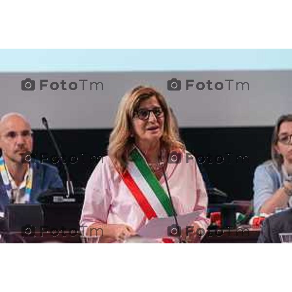 Bergamo, 29 luglio 2026 – Inaugurazione della nuova linea ATB E-BRT tra Bergamo e Dalmine, con collegamenti verso KM Rosso, Verdello e Stezzano. La cerimonia si è svolta presso Palazzo Frizzoni alla presenza delle autorità istituzionali, dei rappresentanti delle agenzie di bacino e degli stakeholder coinvolti nel progetto. Al termine dell\'evento si è tenuto il tradizionale taglio del nastro, che ha sancito l\'avvio ufficiale della nuova infrastruttura di trasporto pubblico. In foto: Elena Carnevali, sindaca di Bergamo.