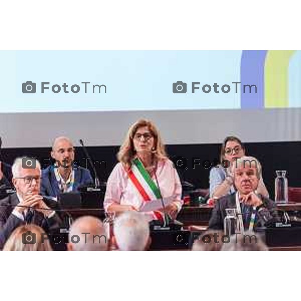Bergamo, 29 luglio 2026 – Inaugurazione della nuova linea ATB E-BRT tra Bergamo e Dalmine, con collegamenti verso KM Rosso, Verdello e Stezzano. La cerimonia si è svolta presso Palazzo Frizzoni alla presenza delle autorità istituzionali, dei rappresentanti delle agenzie di bacino e degli stakeholder coinvolti nel progetto. Al termine dell\'evento si è tenuto il tradizionale taglio del nastro, che ha sancito l\'avvio ufficiale della nuova infrastruttura di trasporto pubblico. In foto: Elena Carnevali, sindaca di Bergamo.