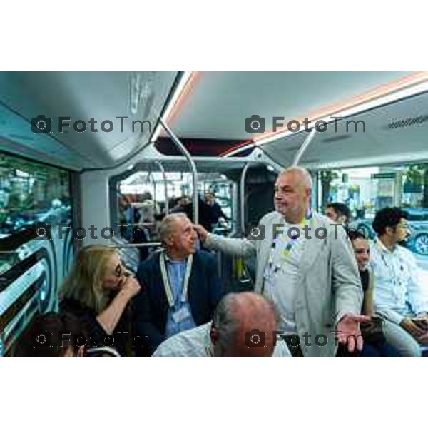 Bergamo, 29 luglio 2026 – Inaugurazione della nuova linea ATB E-BRT tra Bergamo e Dalmine, con collegamenti verso KM Rosso, Verdello e Stezzano. La cerimonia si è svolta presso Palazzo Frizzoni alla presenza delle autorità istituzionali, dei rappresentanti delle agenzie di bacino e degli stakeholder coinvolti nel progetto. Al termine dell\'evento si è tenuto il tradizionale taglio del nastro, che ha sancito l\'avvio ufficiale della nuova infrastruttura di trasporto pubblico. con Filippo Simonetti Presidente TEB e Annalisa Cristini Prorettrice con Delega al welfare e allo sviluppo sostenibile
