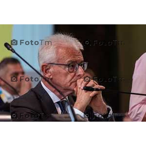 Bergamo, 29 luglio 2026 – Inaugurazione della nuova linea ATB E-BRT tra Bergamo e Dalmine, con collegamenti verso KM Rosso, Verdello e Stezzano. La cerimonia si è svolta presso Palazzo Frizzoni alla presenza delle autorità istituzionali, dei rappresentanti delle agenzie di bacino e degli stakeholder coinvolti nel progetto. Al termine dell\'evento si è tenuto il tradizionale taglio del nastro, che ha sancito l\'avvio ufficiale della nuova infrastruttura di trasporto pubblico. con Gianfranco Gafforelli presidente della Provincia di Bergamo