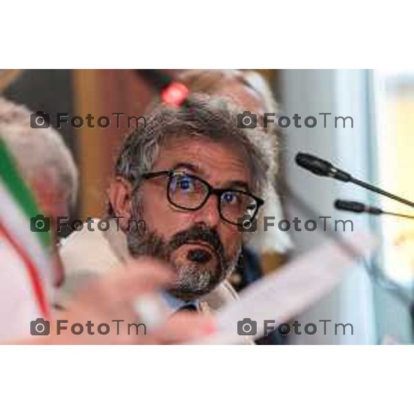 Bergamo, 29 luglio 2026 – Inaugurazione della nuova linea ATB E-BRT tra Bergamo e Dalmine, con collegamenti verso KM Rosso, Verdello e Stezzano. La cerimonia si è svolta presso Palazzo Frizzoni alla presenza delle autorità istituzionali, dei rappresentanti delle agenzie di bacino e degli stakeholder coinvolti nel progetto. Al termine dell\'evento si è tenuto il tradizionale taglio del nastro, che ha sancito l\'avvio ufficiale della nuova infrastruttura di trasporto pubblico.