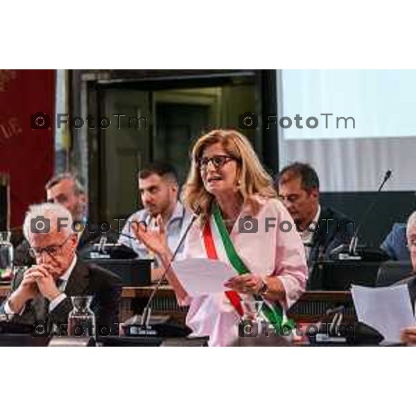 Bergamo, 29 luglio 2026 – Inaugurazione della nuova linea ATB E-BRT tra Bergamo e Dalmine, con collegamenti verso KM Rosso, Verdello e Stezzano. La cerimonia si è svolta presso Palazzo Frizzoni alla presenza delle autorità istituzionali, dei rappresentanti delle agenzie di bacino e degli stakeholder coinvolti nel progetto. Al termine dell\'evento si è tenuto il tradizionale taglio del nastro, che ha sancito l\'avvio ufficiale della nuova infrastruttura di trasporto pubblico. In foto: Elena Carnevali, sindaca di Bergamo.
