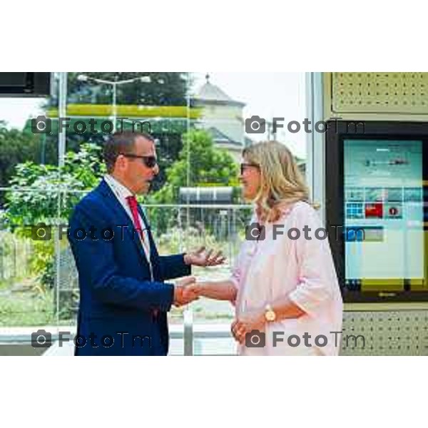 Bergamo, 29 luglio 2026 – Inaugurazione della nuova linea ATB E-BRT tra Bergamo e Dalmine, con collegamenti verso KM Rosso, Verdello e Stezzano. La cerimonia si è svolta presso Palazzo Frizzoni alla presenza delle autorità istituzionali, dei rappresentanti delle agenzie di bacino e degli stakeholder coinvolti nel progetto. Al termine dell\'evento si è tenuto il tradizionale taglio del nastro, che ha sancito l\'avvio ufficiale della nuova infrastruttura di trasporto pubblico. In foto: Elena Carnevali, sindaca di Bergamo.