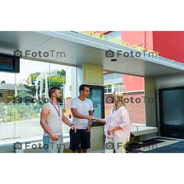 Bergamo, 29 luglio 2026 – Inaugurazione della nuova linea ATB E-BRT tra Bergamo e Dalmine, con collegamenti verso KM Rosso, Verdello e Stezzano. La cerimonia si è svolta presso Palazzo Frizzoni alla presenza delle autorità istituzionali, dei rappresentanti delle agenzie di bacino e degli stakeholder coinvolti nel progetto. Al termine dell\'evento si è tenuto il tradizionale taglio del nastro, che ha sancito l\'avvio ufficiale della nuova infrastruttura di trasporto pubblico. In foto: Elena Carnevali, sindaca di Bergamo.