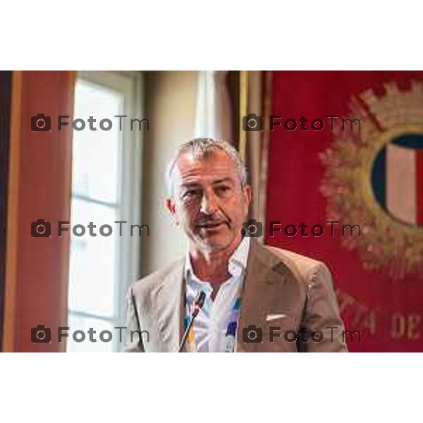 Bergamo, 29 luglio 2026 – Inaugurazione della nuova linea ATB E-BRT tra Bergamo e Dalmine, con collegamenti verso KM Rosso, Verdello e Stezzano. La cerimonia si è svolta presso Palazzo Frizzoni alla presenza delle autorità istituzionali, dei rappresentanti delle agenzie di bacino e degli stakeholder coinvolti nel progetto. Al termine dell\'evento si è tenuto il tradizionale taglio del nastro, che ha sancito l\'avvio ufficiale della nuova infrastruttura di trasporto pubblico. con Roberto Marelli Development Director di Kilometro Rosso