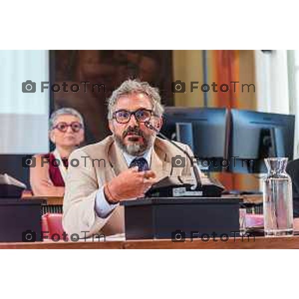 Bergamo, 29 luglio 2026 – Inaugurazione della nuova linea ATB E-BRT tra Bergamo e Dalmine, con collegamenti verso KM Rosso, Verdello e Stezzano. La cerimonia si è svolta presso Palazzo Frizzoni alla presenza delle autorità istituzionali, dei rappresentanti delle agenzie di bacino e degli stakeholder coinvolti nel progetto. Al termine dell\'evento si è tenuto il tradizionale taglio del nastro, che ha sancito l\'avvio ufficiale della nuova infrastruttura di trasporto pubblico. con Emanuele Proia direttore ASSTRA