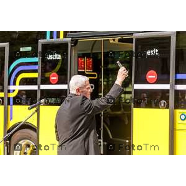 Bergamo, 29 luglio 2026 – Inaugurazione della nuova linea ATB E-BRT tra Bergamo e Dalmine, con collegamenti verso KM Rosso, Verdello e Stezzano. La cerimonia si è svolta presso Palazzo Frizzoni alla presenza delle autorità istituzionali, dei rappresentanti delle agenzie di bacino e degli stakeholder coinvolti nel progetto. Al termine dell\'evento si è tenuto il tradizionale taglio del nastro, che ha sancito l\'avvio ufficiale della nuova infrastruttura di trasporto pubblico.