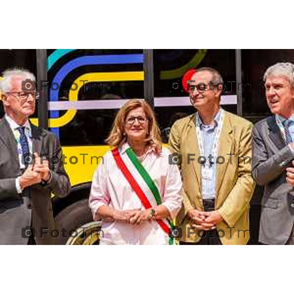 Bergamo, 29 luglio 2026 – Inaugurazione della nuova linea ATB E-BRT tra Bergamo e Dalmine, con collegamenti verso KM Rosso, Verdello e Stezzano. La cerimonia si è svolta presso Palazzo Frizzoni alla presenza delle autorità istituzionali, dei rappresentanti delle agenzie di bacino e degli stakeholder coinvolti nel progetto. Al termine dell\'evento si è tenuto il tradizionale taglio del nastro, che ha sancito l\'avvio ufficiale della nuova infrastruttura di trasporto pubblico. In foto: Elena Carnevali, sindaca di Bergamo.