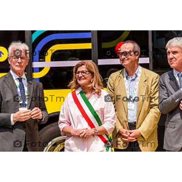 Bergamo, 29 luglio 2026 – Inaugurazione della nuova linea ATB E-BRT tra Bergamo e Dalmine, con collegamenti verso KM Rosso, Verdello e Stezzano. La cerimonia si è svolta presso Palazzo Frizzoni alla presenza delle autorità istituzionali, dei rappresentanti delle agenzie di bacino e degli stakeholder coinvolti nel progetto. Al termine dell\'evento si è tenuto il tradizionale taglio del nastro, che ha sancito l\'avvio ufficiale della nuova infrastruttura di trasporto pubblico. In foto: Elena Carnevali, sindaca di Bergamo.