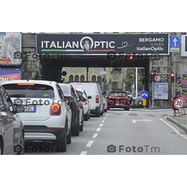 Bergamo Traffcio e Rider con bici Glovo delivero Via Autostrada e pony 10 settembre 2026 cronaca Bergamo Italia Foto Tiziano Manzoni Lapresse
