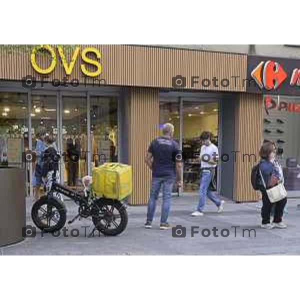 Bergamo Traffcio e Rider con bici Glovo delivero Via Autostrada e pony 10 settembre 2026 cronaca Bergamo Italia Foto Tiziano Manzoni Lapresse