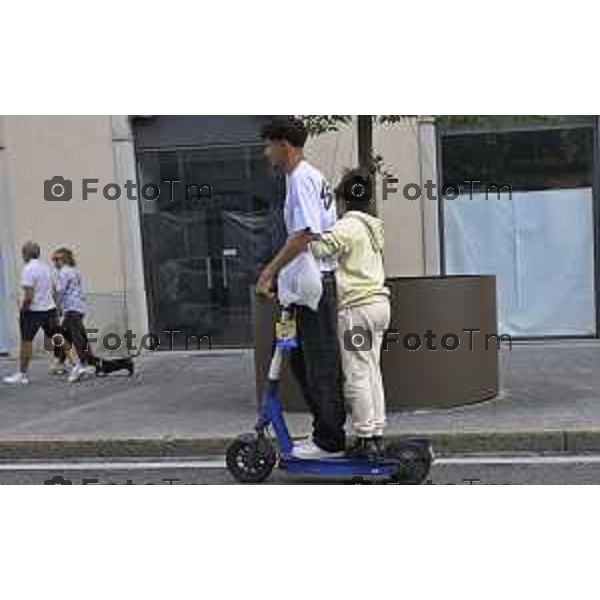 Bergamo Traffcio e Rider con bici Glovo delivero Via Autostrada e pony monopattino 10 settembre 2026 cronaca Bergamo Italia Foto Tiziano Manzoni Lapresse