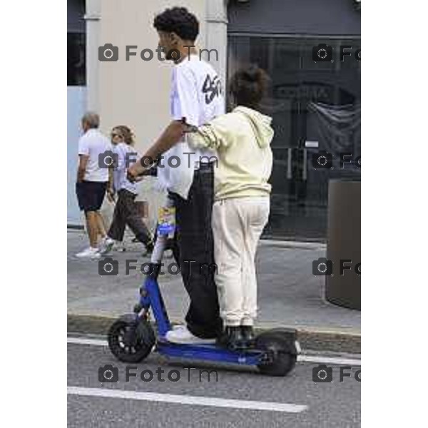 Bergamo Traffcio e Rider con bici Glovo delivero Via Autostrada e pony monopattino 10 settembre 2026 cronaca Bergamo Italia Foto Tiziano Manzoni Lapresse