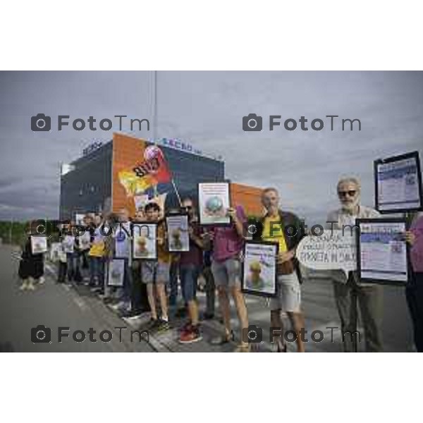 Bergamo flash mob Uffici Sacbo protesta sviluppo aeroporto 12 settembre 2026 cronaca Bergamo Italia Foto Tiziano Manzoni Lapresse