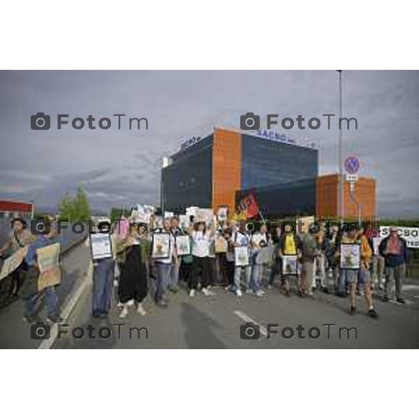 Bergamo flash mob Uffici Sacbo protesta sviluppo aeroporto 12 settembre 2026 cronaca Bergamo Italia Foto Tiziano Manzoni Lapresse