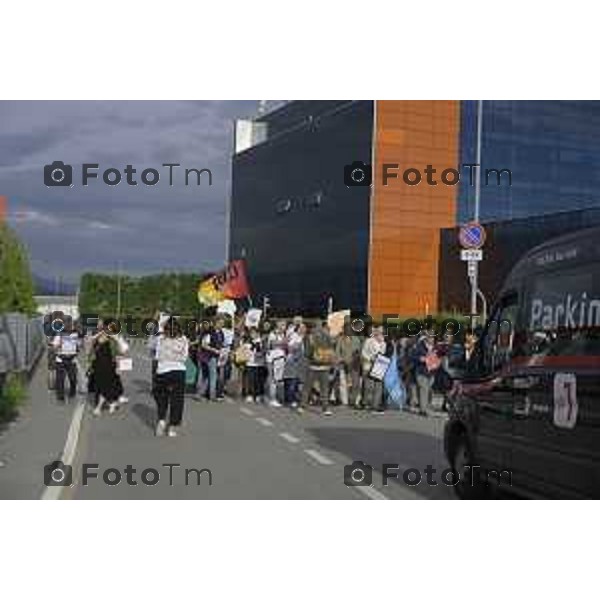 Bergamo flash mob Uffici Sacbo protesta sviluppo aeroporto 12 settembre 2026 cronaca Bergamo Italia Foto Tiziano Manzoni Lapresse