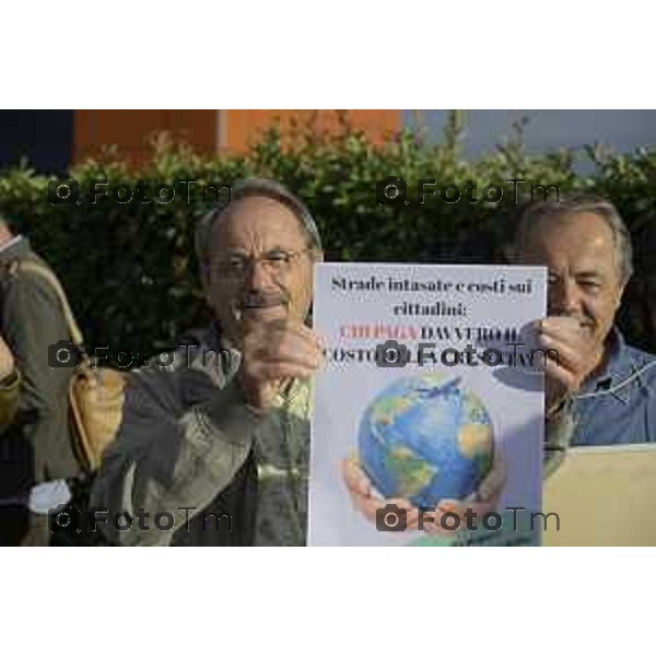Bergamo flash mob Uffici Sacbo protesta sviluppo aeroporto 12 settembre 2026 cronaca Bergamo Italia Foto Tiziano Manzoni Lapresse