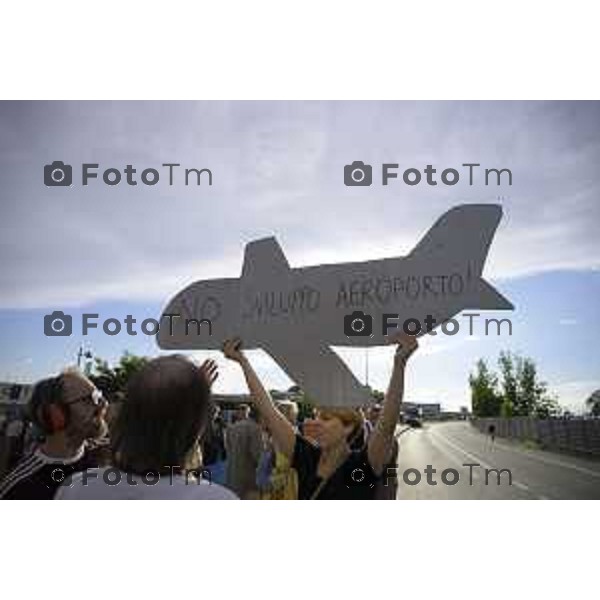 Bergamo flash mob Uffici Sacbo protesta sviluppo aeroporto 12 settembre 2026 cronaca Bergamo Italia Foto Tiziano Manzoni Lapresse