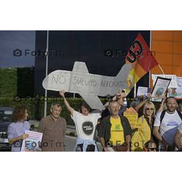 Bergamo flash mob Uffici Sacbo protesta sviluppo aeroporto 12 settembre 2026 cronaca Bergamo Italia Foto Tiziano Manzoni Lapresse