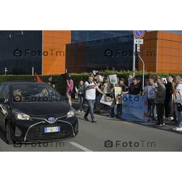 Bergamo flash mob Uffici Sacbo protesta sviluppo aeroporto 12 settembre 2026 cronaca Bergamo Italia Foto Tiziano Manzoni Lapresse