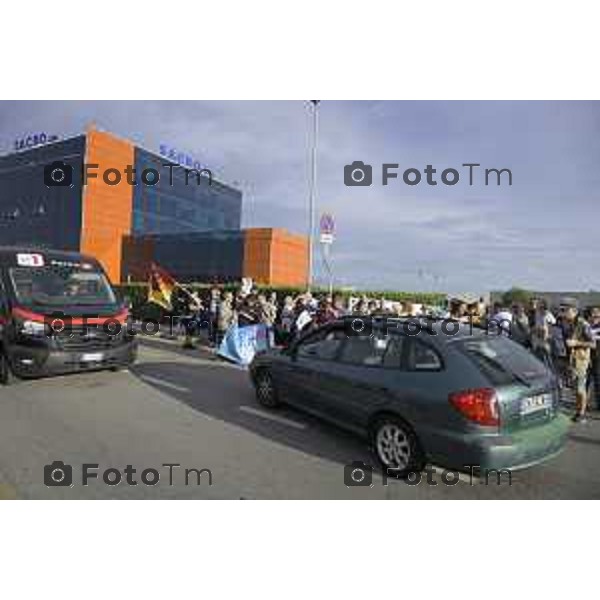 Bergamo flash mob Uffici Sacbo protesta sviluppo aeroporto 12 settembre 2026 cronaca Bergamo Italia Foto Tiziano Manzoni Lapresse