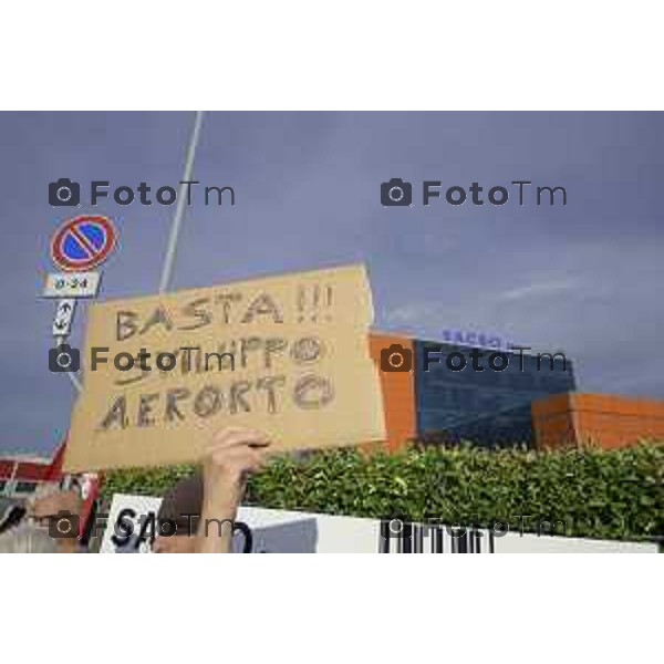 Bergamo flash mob Uffici Sacbo protesta sviluppo aeroporto 12 settembre 2026 cronaca Bergamo Italia Foto Tiziano Manzoni Lapresse