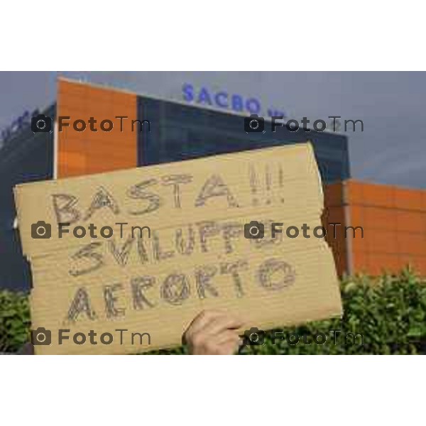 Bergamo flash mob Uffici Sacbo protesta sviluppo aeroporto 12 settembre 2026 cronaca Bergamo Italia Foto Tiziano Manzoni Lapresse