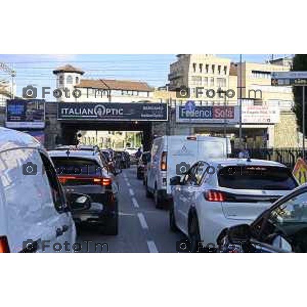 Bergamo 14 Settembre primo giorno di scuola con eBRT Incrocio Via San Giorgio Via Simoncini e ponte ferrovia per via Autostrada controllato dalla polizia locale 14 settembre 2026 cronaca Bergamo Italia Foto Tiziano Manzoni Lapresse