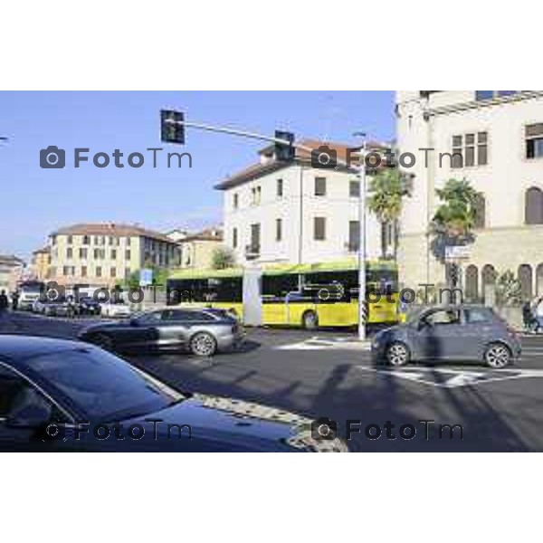 Bergamo 14 Settembre primo giorno di scuola con eBRT Incrocio Via San Giorgio Via Simoncini e ponte ferrovia per via Autostrada controllato dalla polizia locale 14 settembre 2026 cronaca Bergamo Italia Foto Tiziano Manzoni Lapresse