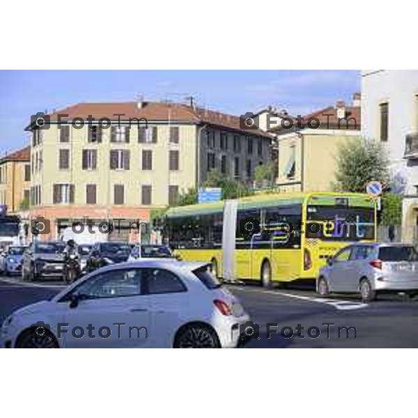 Bergamo 14 Settembre primo giorno di scuola con eBRT Incrocio Via San Giorgio Via Simoncini e ponte ferrovia per via Autostrada controllato dalla polizia locale 14 settembre 2026 cronaca Bergamo Italia Foto Tiziano Manzoni Lapresse