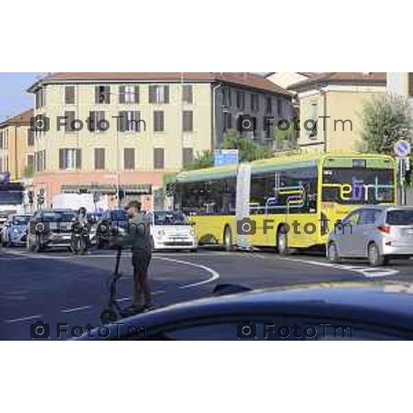 Bergamo 14 Settembre primo giorno di scuola con eBRT Incrocio Via San Giorgio Via Simoncini e ponte ferrovia per via Autostrada controllato dalla polizia locale 14 settembre 2026 cronaca Bergamo Italia Foto Tiziano Manzoni Lapresse