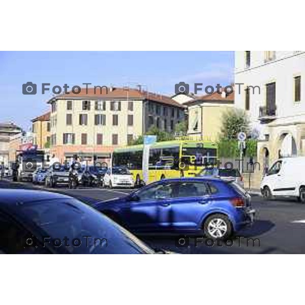 Bergamo 14 Settembre primo giorno di scuola con eBRT Incrocio Via San Giorgio Via Simoncini e ponte ferrovia per via Autostrada controllato dalla polizia locale 14 settembre 2026 cronaca Bergamo Italia Foto Tiziano Manzoni Lapresse