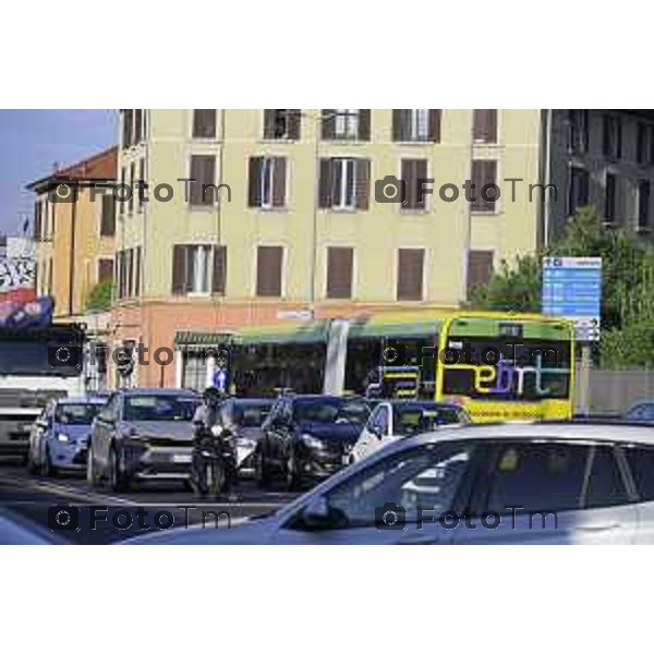 Bergamo 14 Settembre primo giorno di scuola con eBRT Incrocio Via San Giorgio Via Simoncini e ponte ferrovia per via Autostrada controllato dalla polizia locale 14 settembre 2026 cronaca Bergamo Italia Foto Tiziano Manzoni Lapresse