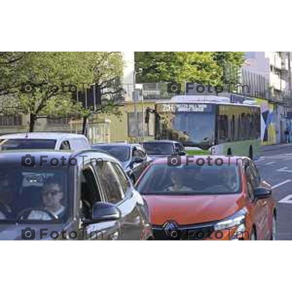 Bergamo 14 Settembre primo giorno di scuola con eBRT Incrocio Via San Giorgio Via Simoncini e ponte ferrovia per via Autostrada controllato dalla polizia locale 14 settembre 2026 cronaca Bergamo Italia Foto Tiziano Manzoni Lapresse