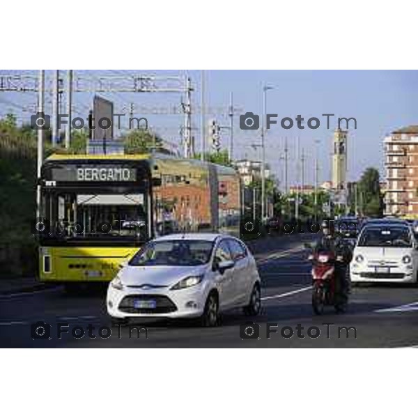 Bergamo 14 Settembre primo giorno di scuola con eBRT Incrocio Via San Giorgio Via Simoncini e ponte ferrovia per via Autostrada controllato dalla polizia locale 14 settembre 2026 cronaca Bergamo Italia Foto Tiziano Manzoni Lapresse