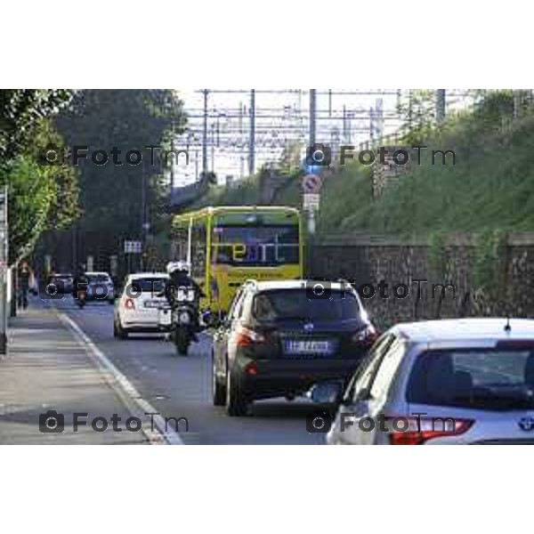 Bergamo 14 Settembre primo giorno di scuola con eBRT Incrocio Via San Giorgio Via Simoncini e ponte ferrovia per via Autostrada controllato dalla polizia locale 14 settembre 2026 cronaca Bergamo Italia Foto Tiziano Manzoni Lapresse